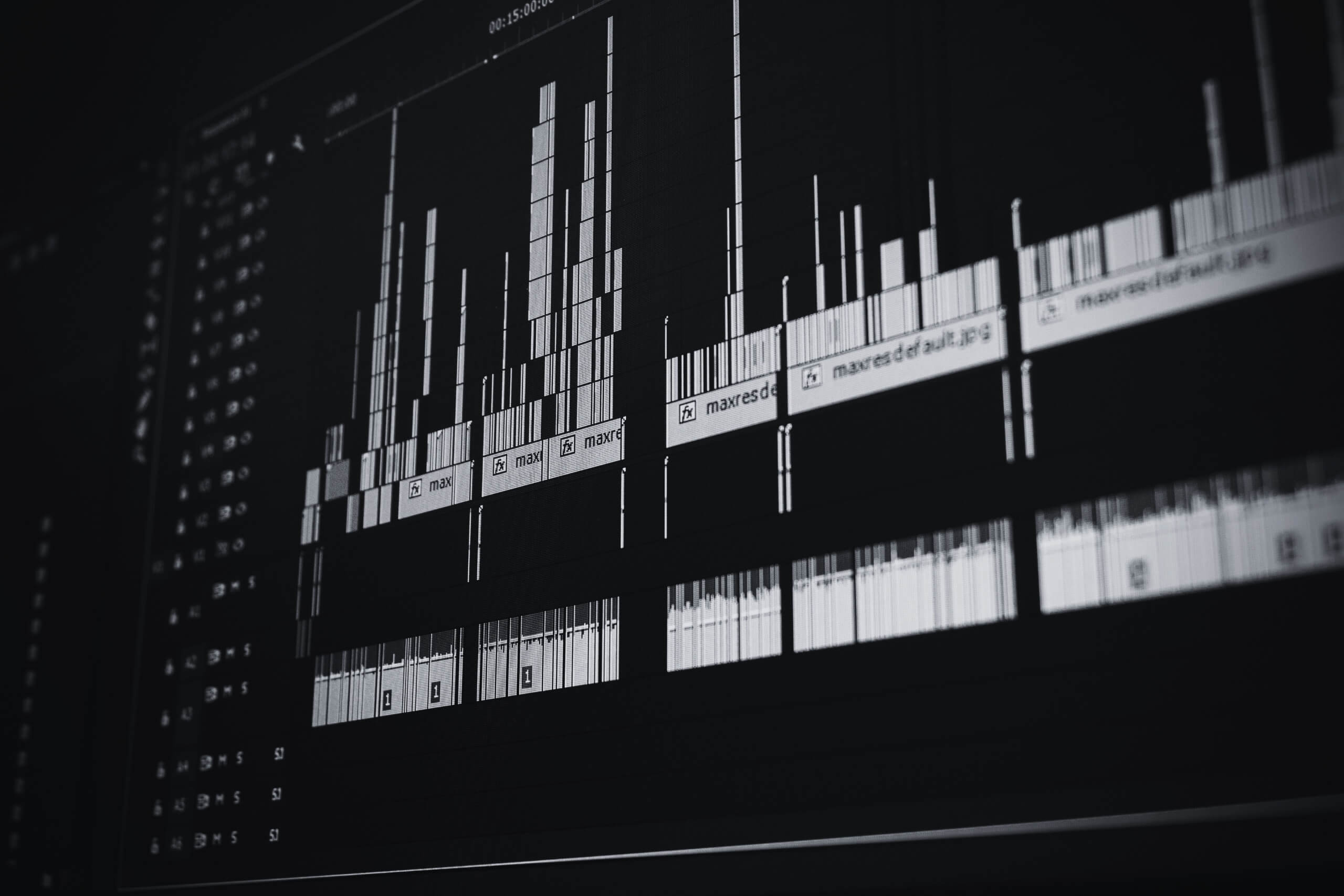 Video kurgu yazılımlarını gösteren, kurgu ekranı ve farklı program ikonlarının yer aldığı blog görseli.